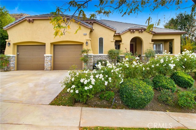 Detail Gallery Image 1 of 53 For 22110 Crestline Trl, Saugus,  CA 91390 - 5 Beds | 3/1 Baths