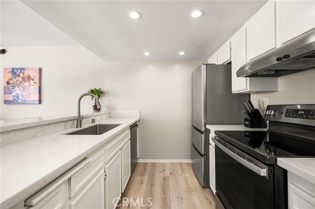 7648 Bay Drive, Huntington Beach CA: https://media.crmls.org/medias/3ee1dac1-992a-4a41-8a7a-a12893c57a00.jpg