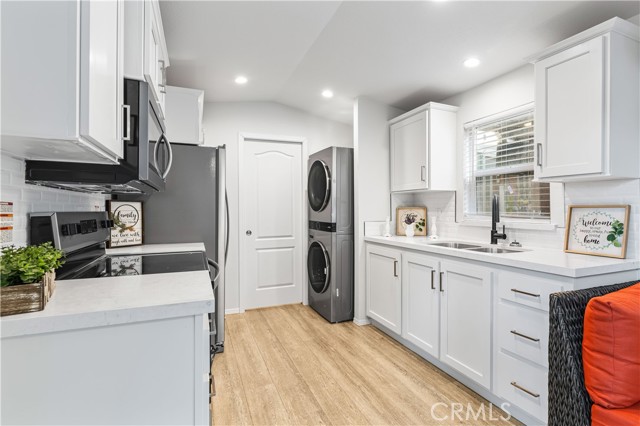 Detail Gallery Image 5 of 19 For 10799 Sherman Grove Ave #84,  Sunland,  CA 90140 - 1 Beds | 1 Baths