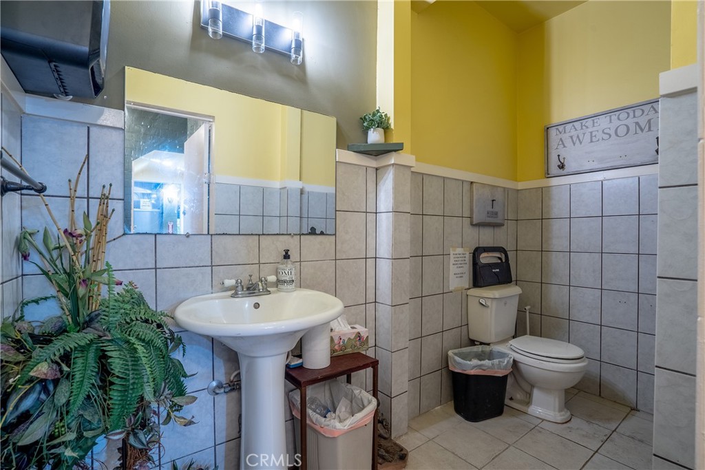 https://media.crmls.org/medias/3ee350bc-7eec-4388-81fe-6877d585893f.jpg?preset=X-Large