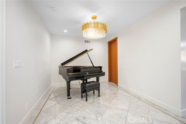 Detail Gallery Image 13 of 70 For 2065 E Altadena, Altadena,  CA 91001 - 7 Beds | 9 Baths