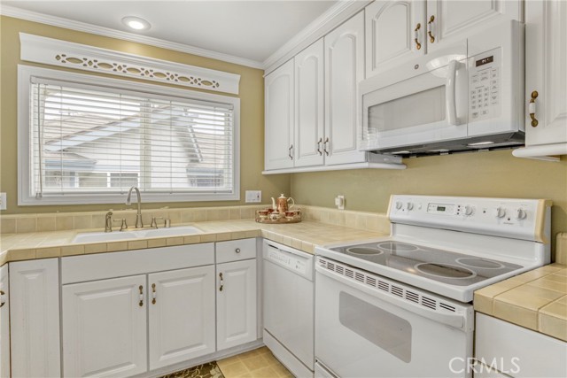 Detail Gallery Image 5 of 30 For 22641 Nadine Cir #206,  Torrance,  CA 90505 - 2 Beds | 2 Baths