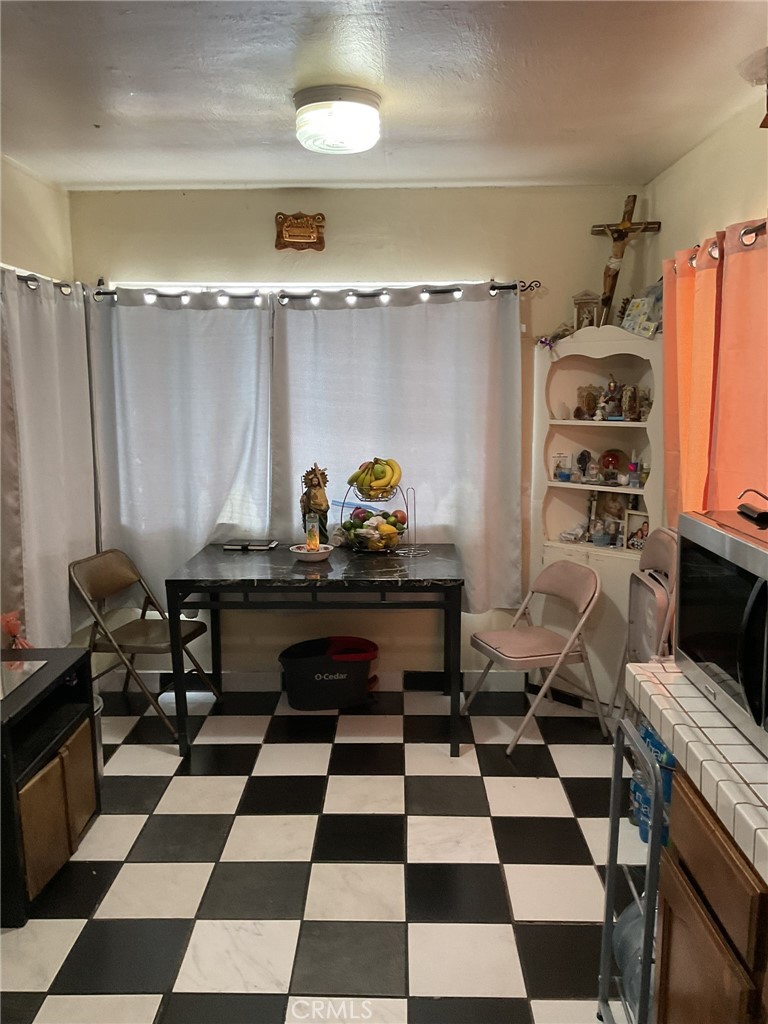 https://media.crmls.org/medias/3ee8e427-aaac-4852-b173-390bb619a596.jpg?preset=X-Large