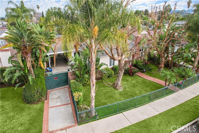 Detail Gallery Image 2 of 27 For 5362 Yolanda Ave, Tarzana,  CA 91356 - 3 Beds | 3 Baths