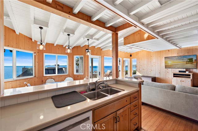 137 Cleo Street, Laguna Beach CA: https://media.crmls.org/medias/3eec2135-17b5-422d-badf-4f2ae426f573.jpg