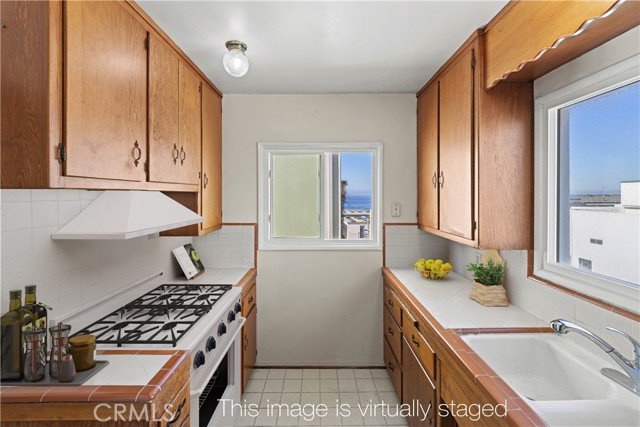 132 1st Place, Manhattan Beach CA: https://media.crmls.org/medias/3eee4649-2bc7-4223-a7c4-bf726510f0a8.jpg
