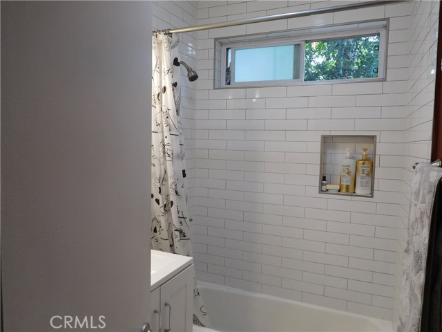 Detail Gallery Image 16 of 45 For 22030 Calvert St #3,  Woodland Hills,  CA 91367 - 2 Beds | 1 Baths