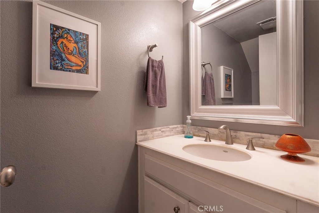 https://media.crmls.org/medias/3ef05b35-70a9-4d51-80f5-2afefedd5d00.jpg?preset=X-Large