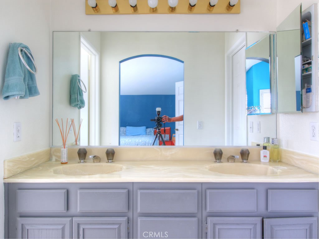 https://media.crmls.org/medias/3ef07eaa-ca19-4b98-9418-579424c44263.jpg?preset=X-Large
