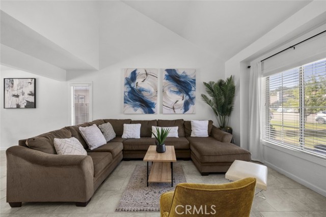 37310 Newbury Place, Palmdale CA: https://media.crmls.org/medias/3ef197fa-1c8f-4973-91d0-0de3208e32ff.jpg