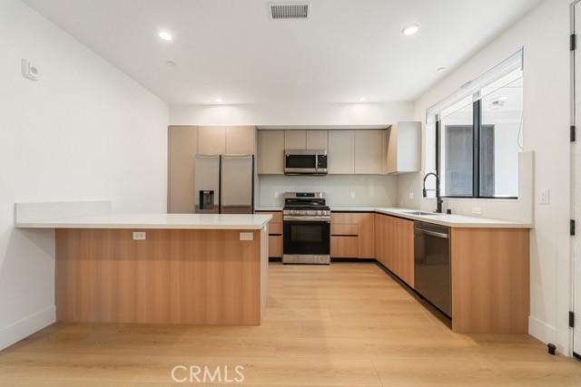 Detail Gallery Image 6 of 20 For 7510 Sepulveda Bld #102,  Van Nuys,  CA 91405 - 3 Beds | 2 Baths