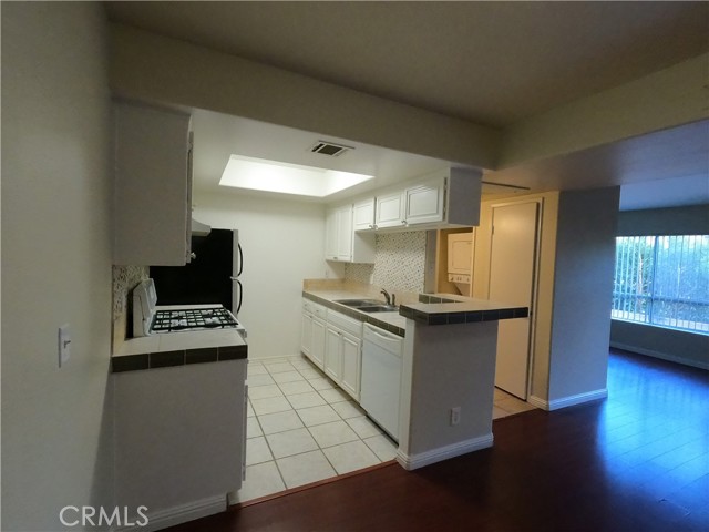 Detail Gallery Image 18 of 25 For 5060 Kester Ave #104,  Sherman Oaks,  CA 91403 - 2 Beds | 2 Baths