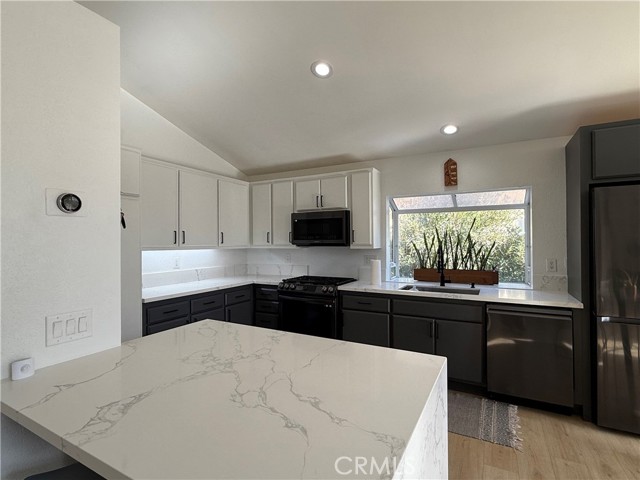 Detail Gallery Image 6 of 22 For 1800 E Newgrove St, Lancaster,  CA 93535 - 3 Beds | 2 Baths