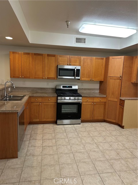 Detail Gallery Image 12 of 33 For 7551 Jordan #109,  Canoga Park,  CA 91303 - 3 Beds | 2 Baths