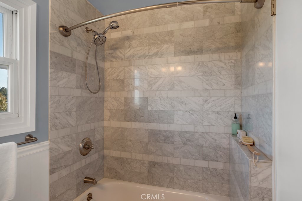 https://media.crmls.org/medias/3f040cc3-5749-4f40-9736-3f247a168eb5.jpg?preset=X-Large
