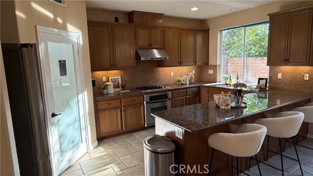 Detail Gallery Image 4 of 17 For 8501 Browns Creek, Canoga Park,  CA 91304 - 5 Beds | 3 Baths