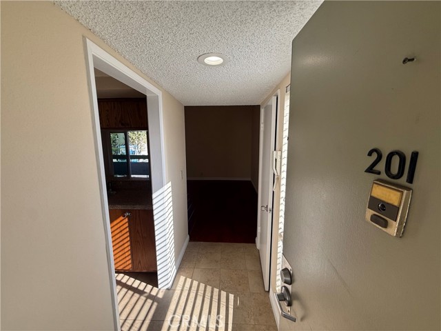 Detail Gallery Image 2 of 16 For 13730 Sherman Way #201,  Van Nuys,  CA 91405 - 1 Beds | 1 Baths