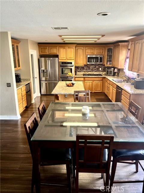 Detail Gallery Image 4 of 10 For 15629 Aerostar Ct, Fontana,  CA 92336 - 4 Beds | 2/1 Baths