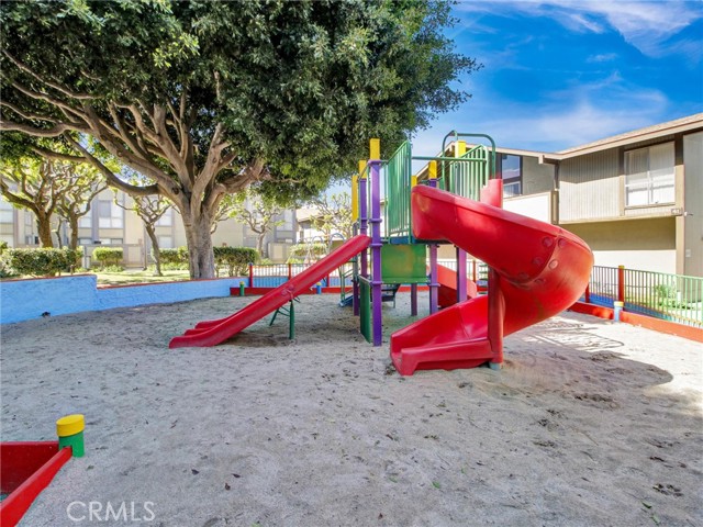 Detail Gallery Image 3 of 18 For 806 Coriander #C,  Torrance,  CA 90502 - 2 Beds | 2 Baths