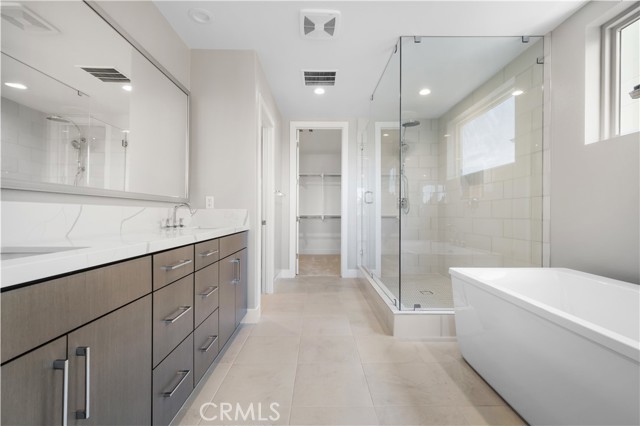 213 stage, Irvine CA: https://media.crmls.org/medias/3f09cf29-abed-4188-8a40-9671e5c1fedb.jpg