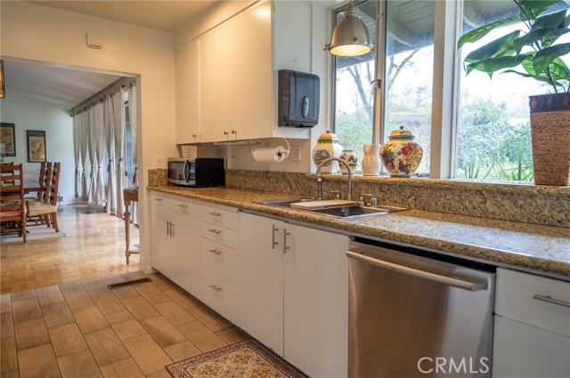 Detail Gallery Image 10 of 50 For 1883 Midwick Dr, Altadena,  CA 91001 - 3 Beds | 3/1 Baths