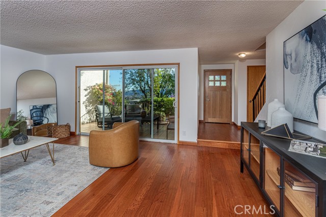 Detail Gallery Image 3 of 31 For 7727 via Capri, Burbank,  CA 91504 - 3 Beds | 3 Baths