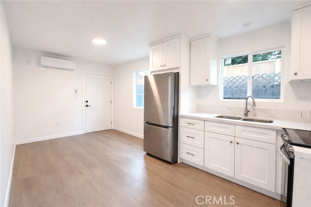 Detail Gallery Image 11 of 14 For 6905 Noble, Van Nuys,  CA 91405 - 2 Beds | 1 Baths