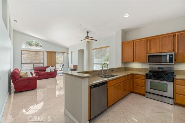 1931 Madera Circle, Corona CA: https://media.crmls.org/medias/3f11d7cd-c685-4039-85fd-746e5529f602.jpg
