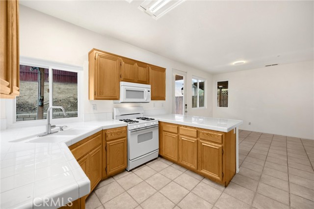 1443 Sutherland Drive, Riverside CA: https://media.crmls.org/medias/3f1899f0-60fc-424e-b657-7d7f9ebd4008.jpg