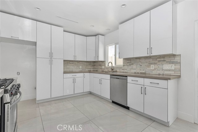 6015 Laurelgrove Avenue, North Hollywood CA: https://media.crmls.org/medias/3f18ad19-35c5-48c6-8396-ce20be25b283.jpg