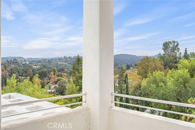 5220 Medina Road, Woodland Hills CA: https://media.crmls.org/medias/3f191e21-7ad5-445c-9b75-d090c1bc8801.jpg