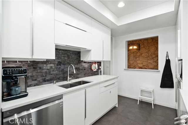 Detail Gallery Image 16 of 40 For 141 S Linden Dr #203,  Beverly Hills,  CA 90212 - 2 Beds | 2 Baths