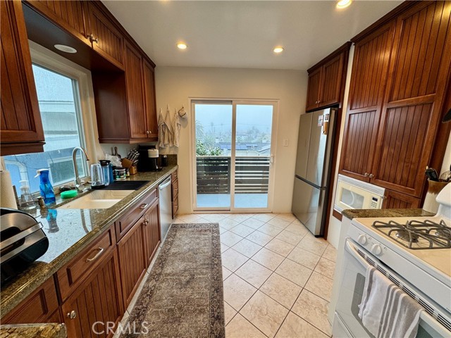 Detail Gallery Image 5 of 23 For 1021 9th St, Hermosa Beach,  CA 90254 - 3 Beds | 2 Baths