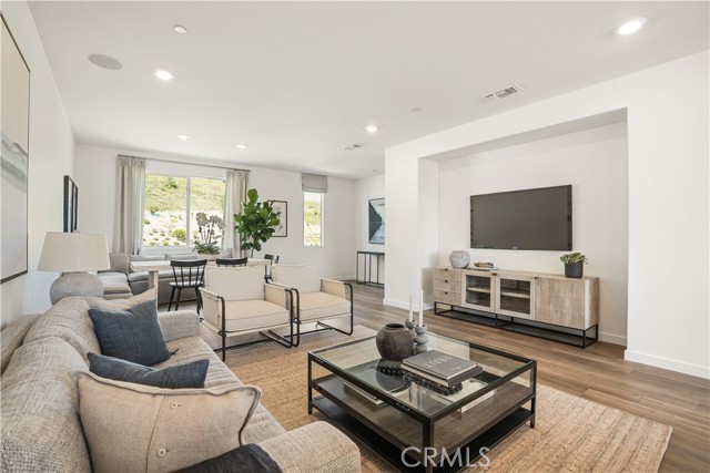 Detail Gallery Image 5 of 18 For 27306 Bear Creek Ln, Valencia,  CA 91381 - 3 Beds | 3/1 Baths