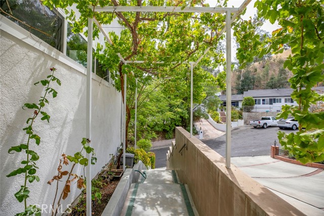 22619 Holanda Road, Woodland Hills CA: https://media.crmls.org/medias/3f263951-b2ed-47a0-8e2b-6030283ac654.jpg