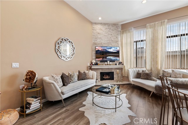 Detail Gallery Image 7 of 31 For 4652 Don Lorenzo #B,  Los Angeles,  CA 90008 - 3 Beds | 3 Baths