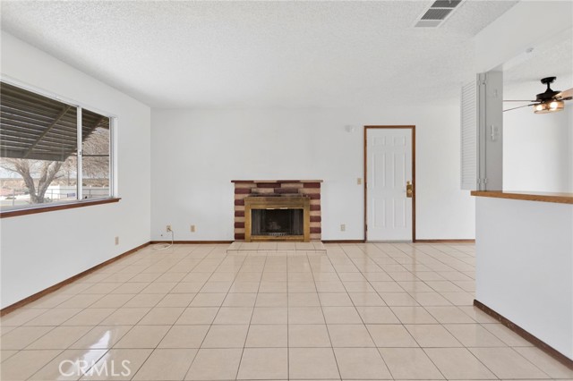 Detail Gallery Image 3 of 34 For 16463 Solvang Ave, Victorville,  CA 92394 - 3 Beds | 2 Baths