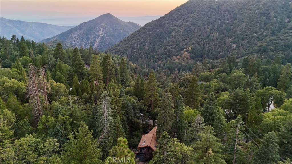 https://media.crmls.org/medias/3f2aee32-3dc8-441c-9c33-969fd396e6b9.jpg?preset=X-Large