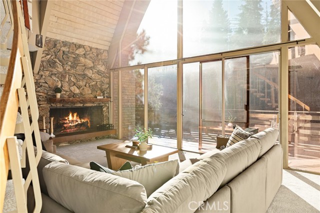 Detail Gallery Image 3 of 36 For 180 Grass Valley #37,  Lake Arrowhead,  CA 92352 - 2 Beds | 2 Baths