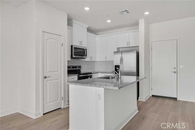 Detail Gallery Image 4 of 7 For 14896 Desert Lily Ct, Apple Valley,  CA 92307 - 3 Beds | 2 Baths