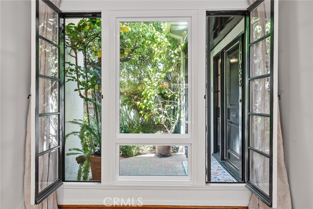 11053 Strathmore Drive, Westwood - Century City CA: https://media.crmls.org/medias/3f2e9016-21aa-4def-926c-6d57ac20877e.jpg