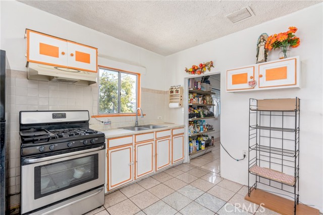 Detail Gallery Image 8 of 12 For 1501 E 21st St, Los Angeles,  CA 90011 - 3 Beds | 1/2 Baths