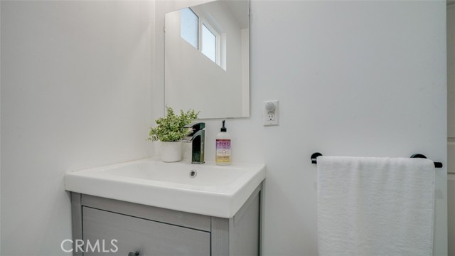 231 W Cedar Avenue, Burbank CA: https://media.crmls.org/medias/3f34f55f-07a2-4e6f-a870-81b1157ddfbd.jpg