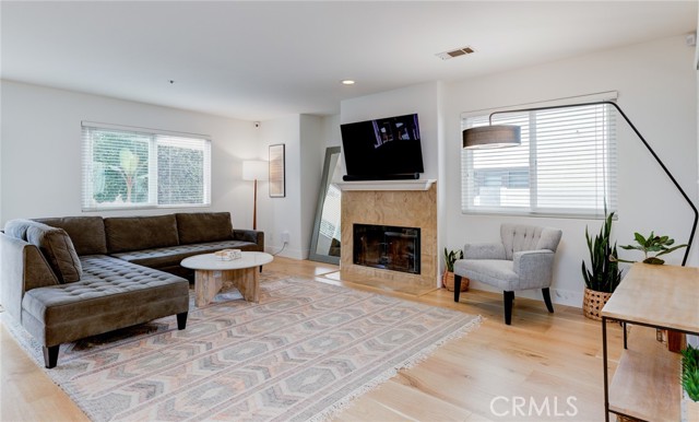 Detail Gallery Image 4 of 42 For 1924 Ruhland Ave #B,  Redondo Beach,  CA 90278 - 3 Beds | 2/1 Baths