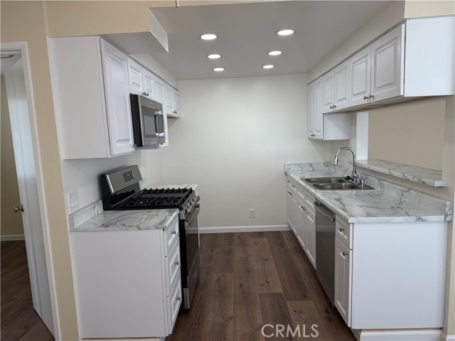 Detail Gallery Image 5 of 25 For 7305 Milwood Ave #7,  Canoga Park,  CA 91303 - 2 Beds | 1 Baths