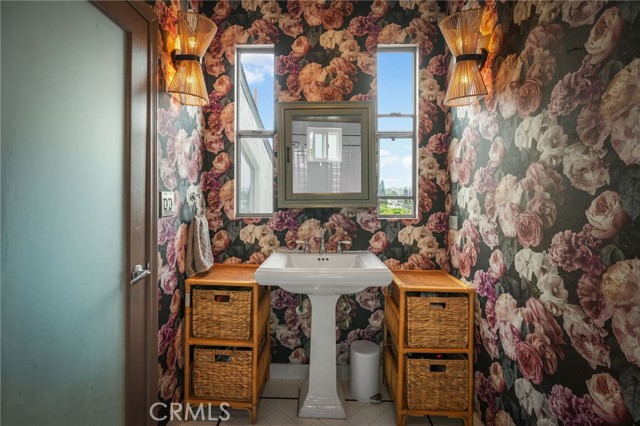 837 N West Knoll Drive, West Hollywood CA: https://media.crmls.org/medias/3f3865ee-8e4f-4faa-bc1f-70e9c967b81e.jpg