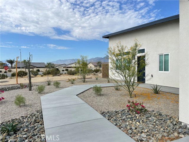 Detail Gallery Image 4 of 20 For 13945 Ramona Dr, Desert Hot Springs,  CA 92240 - 3 Beds | 2 Baths