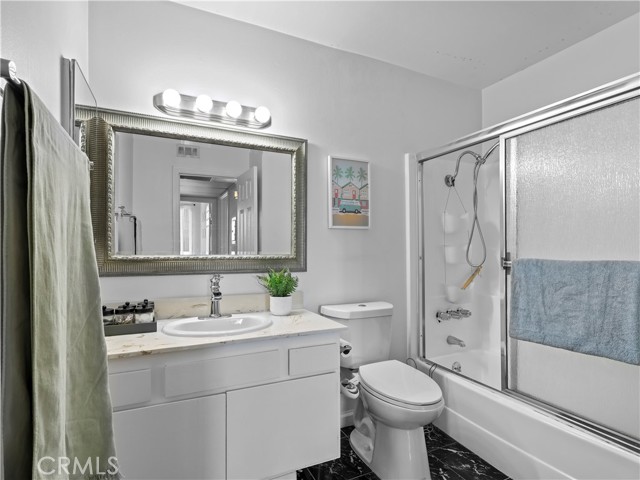 12720 Burbank Boulevard, Valley Village CA: https://media.crmls.org/medias/3f39aafe-a7eb-4fbe-ac58-76e5fbfbbf24.jpg
