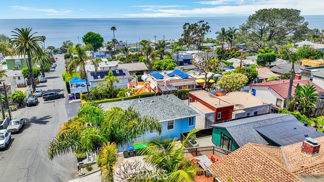 31641 3rd Avenue, Laguna Beach CA: https://media.crmls.org/medias/3f3a8712-6627-4b79-9d00-2d951f226a22.jpg