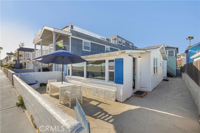 Detail Gallery Image 1 of 25 For 1402 W Oceanfront, Newport Beach,  CA 92661 - 4 Beds | 2 Baths